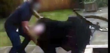 فيديو صادم لموظف يضرب مسنًا على كرسي متحرك: أطاح به على الأرض