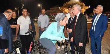 نائبة محافظ جنوب سيناء تقود دراجة هوائية في شرم الشيخ