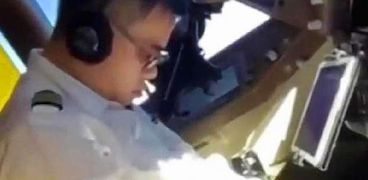 طيار ينام في قمرة القيادة أثناء رحلة جوية