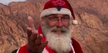بابا نويل يظهر فوق قمة جبل موسي ويوزع الهدايا علي الأطفال