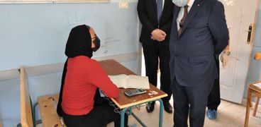 الدكتور طارق شوقي وزير التربية والتعليم أثناء تفقد إحدى لجان الامتحانات "أرشيفية"