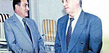 الرئيس الأسبق محمد حسني مبارك وفولكهارد فيندفور