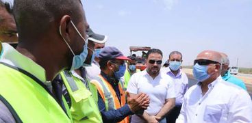 وزير النقل: القيادة السياسية صدقت على إنهاء تطوير طريق "القاهرة-أسوان"