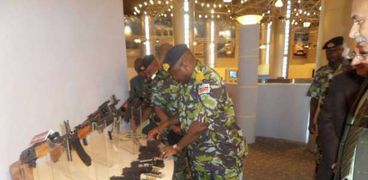 رئيس أركان الجيش الكينى أثناء زيارته مصنع 200 الحربى