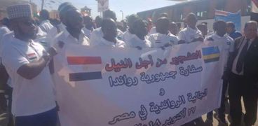 طلاب مصر ورواندا يطلقون النشيد الوطني للبلدين لبدء زراعه 200 شجره بالبدرشين