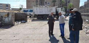 السكرتير العام لمحافظة الإسماعيلية يتابع أعمال حملات رفع القمامة والمخلفات والنظافة العامة بحى ثالث .