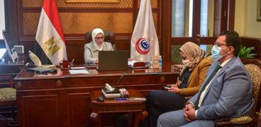 الدكتورة هالة زايد خلال اجتماعها مع قيادات وزارة الصحة
