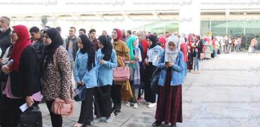 ازدحام شديد من الشباب بمكتبة الإسكندرية لحضور ندوة "عايز منحة"