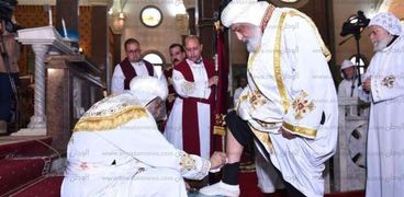البابا يغسل أرجل الأساقفة - أرشيفية