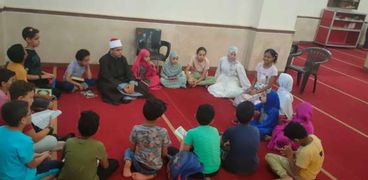 أطفال يقضون الإجازة في حفظ القرآن