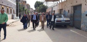 نائب محافظ القاهرة يتابع رفع كفاءة الطرق