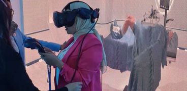 محررة «الوطن» تقوم بمحاكاة لعملية جراحية عبر تقنية «VR»