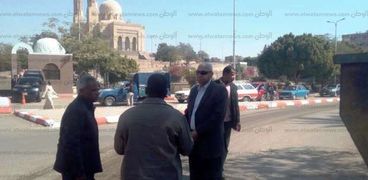 محافظ أسوان يتفقد شوارع المدينة يرافقه رئيس مدينة أسوان