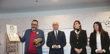 شريف بكر يتسلم جائزة إصداراته في معرض الكتاب 2024