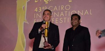 محمد حفظي رئيس مهرجان القاهرة السينمائي يكرم الموسيقار الهندي