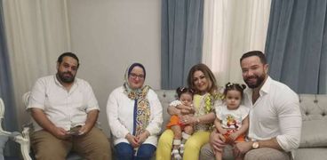 نهال عنبر وتامر شلتوت مع أسرة «علياء وفريدة»