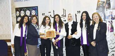 فاطمة أبوحطب وسط المشاركين فى حفل توقيع مجلد "لغتنا الجميلة"