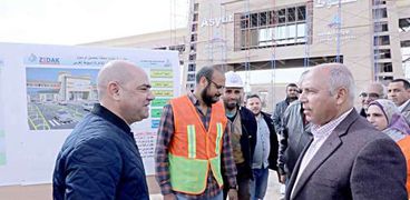 الوزير خلال الجولة متابعة أعمال تطوير المرحلة الأولى من  طريق  "القاهرة – أسوان