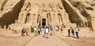 سياح أجانب خلال زيارتهم لأحد المناطق الأثرية بمصر