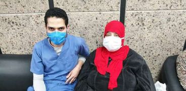 الممرض محمود مع أحد المرضى