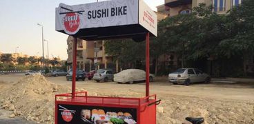 بالفيديو| "Sushi Bike" أول "عجلة" لبيع المأكولات البحرية.. "سوشي في الشارع"