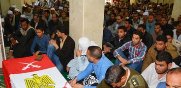 الآلاف بسوهاج يشيعون جثمان المجند محمد "شهيد تفجيرات سيناء"