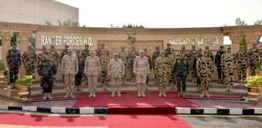 وزير الدفاع والإنتاج الحربى يلتقي عدداً من مقاتلى القوات الخاصة من الصاعقة والمظلات