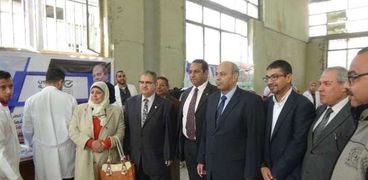 رئيس جامعة المنيا يتابع حملة حلل وأطمن