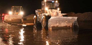 بدء أعمال شفط مياه السيول بطريق «قنا - الأقصر» الصحراوي الشرقي