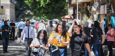 فرحة طالبات الثانوية بعد خروجهن من اللجان