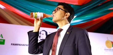 رئيس مدغشقر يشرب "شاي كوفيد"