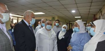 محافظ الجيزة خلال افتتاح قسم العناية المركزة بمستشفى أوسيم المركزى