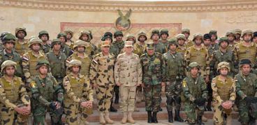 رئيس أركان حرب الجيش يلتقى بمقاتلى الوحدات الخاصة من الصاعقةوالمظلات
