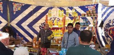 قافلة غذائية بأسعار مخفضة لاهالى قريتين فى كفر الشيخ