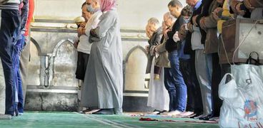 الصلاة بالمساجد