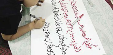 «أحمد» يمارس موهبته فى الرسم بالخطوط