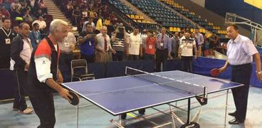رئيس جامعة المنوفية يواجه نائبه في مباراة إستعراضية لتنس الطاولة