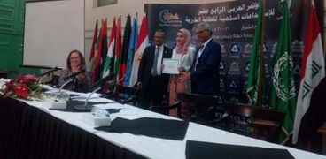 تكريم الباخثين الشباب بالمؤتمر العربى للاستخدامات السلمية للطاقة الذرية