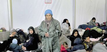 مهاجرون سوريون على الحدود بين اليونان ومقدونيا «أ. ف. ب»