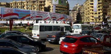 لافتات في ميدان التحرير بوسط القاهرة تدعو للمشاركة في الاستفتاء على التعديلات الدستورية
