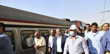وزير النقل يتابع تحديث نظم إشارات خط «القاهرة-الإسكندرية»: لا نملك رفاهية الوقت