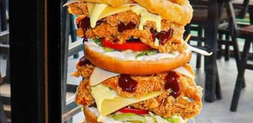 تحدي «الأكيلة»: ساندويتش 6 طبقات وزنه كيلو ونص مجانا.. واستشاري تغذية: يدمر الكلى