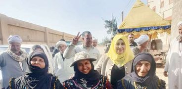 الحاجة «غزال» مع أقاربها فى طريقها إلى اللجنة الانتخابية