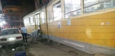 خروج أحد عربات الترام الصفراء عن القضبان بوسط الإسكندرية