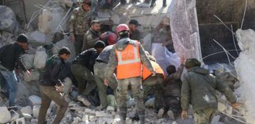 آثار انهيار المبنى في «حلب» السورية