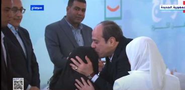 الرئيس عبد الفتاح السيسي خلال زيارته قرية أم دومة