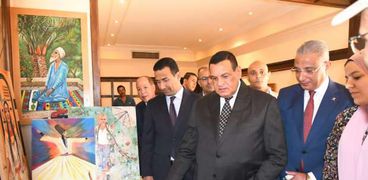 وزير التنمية ومحافظ الفيوم يتفقدان معرض أيادي مصر