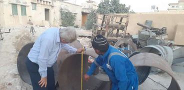 رئيس شركة مياه مطروح يتابع اعمال نقل خطوط المياه بمدينة الحمام