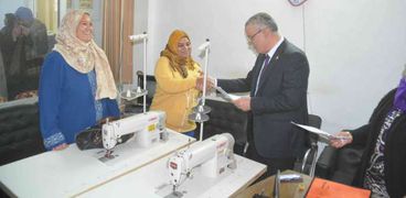 محافظ المنيا يسلم ماكينات الخياطة