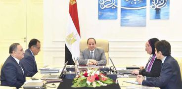 الرئيس عبدالفتاح السيسي خلال اجتماعه بعدداً من المسئولين اليوم